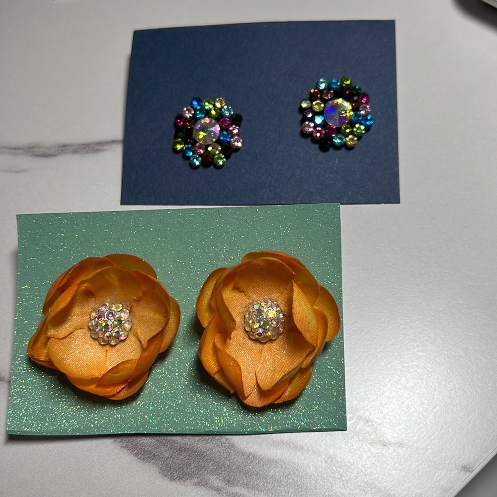 2 pairs of pierced earrings